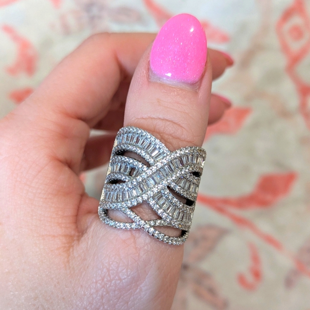 Large Elegant Intertwined Silver Sparkle Ring Approx Size 9